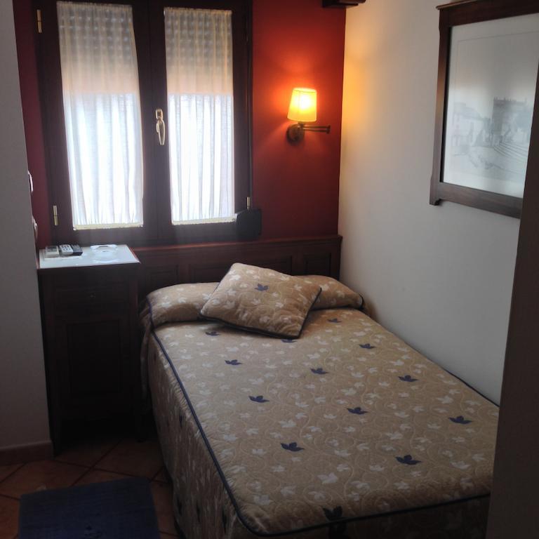 Hospedería Ana Pilar Hotel Porcuna Quarto foto